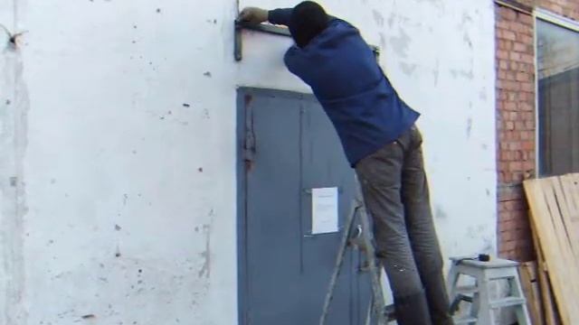 Козырьки из поликарбоната. Козырьки над входом.