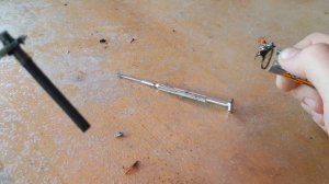 ✅как вскрыть батарейку и достать графитовый стержень♻️