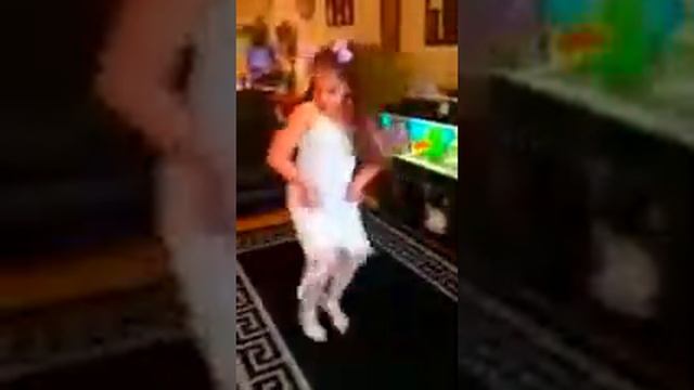 Копия видео "Цыганская девочка красиво танцует" смотреть онлайн