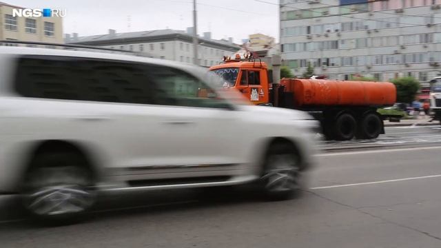 Улицы в центре Новосибирска начали мыть шампунем смотреть онлайн