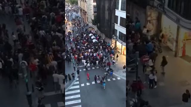 Manifestantes pro independencia acosan pareja en Valencia смотреть онлайн