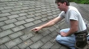 Удаление битумной черепицы для ремонта крыши