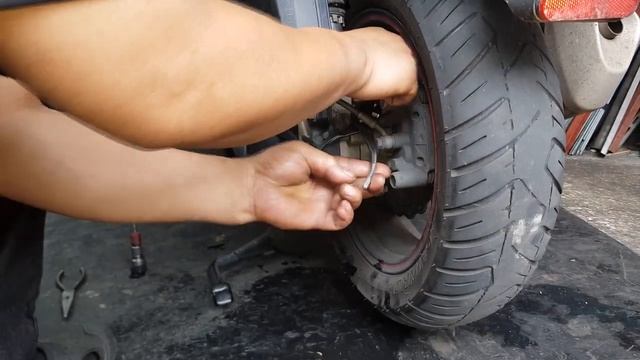 Amazing oil condition on motorcycle First Transmission Fluid Change at 19000km - Easymax 300 смотреть онлайн