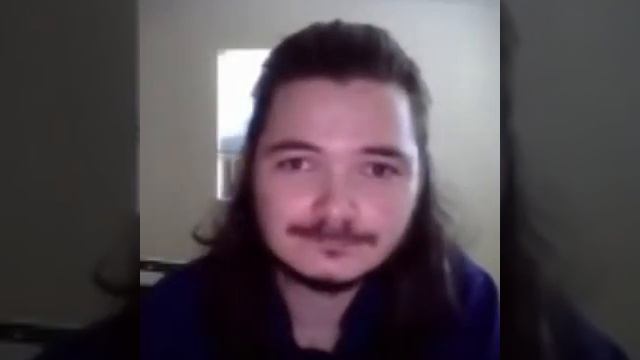 Загадочный мужчина не менее загадочно смотрит в камеру смотреть онлайн