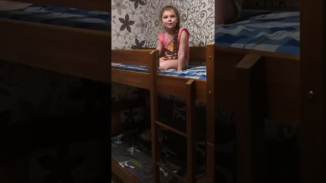 Новая мода😂/кушаем кашу/собираем двухъярусную кровать/догонялки со Стешей смотреть онлайн