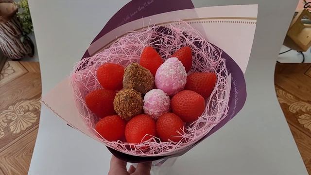 ЧТО МОЖЕТ БЫТЬ ВКУСНЕЕ КЛУБНИКИ? ТОЛЬКО КЛУБНИКА В ШОКОЛАДЕ ! БУКЕТ ИЗ МЫЛА . смотреть онлайн
