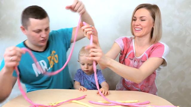 Пробуем ОГРОМНЫЙ Леденец из 100 конфет Мамба!// ВЫЗОВ 100 конфет смотреть онлайн