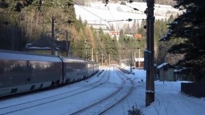 Поезд в Австрии Европа. Очень красивая железная дорога в Горах Австрия Европа. Тоннель Виадук Мосты