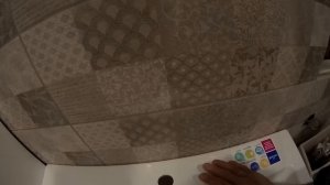 Сборка и установка тумбы и умывальника в ванной комнате