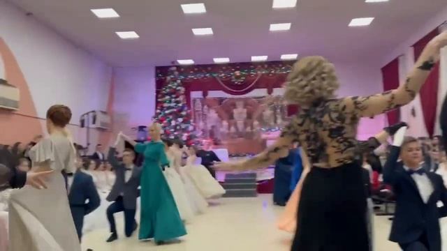 Новогодний бал в гимназии №4 Брянска: красиво и шикарно смотреть онлайн
