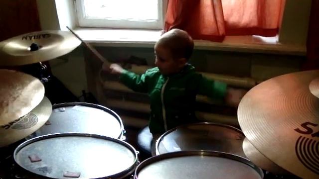 Мой сынуля первый раз за барабанами в 3 года! смотреть онлайн