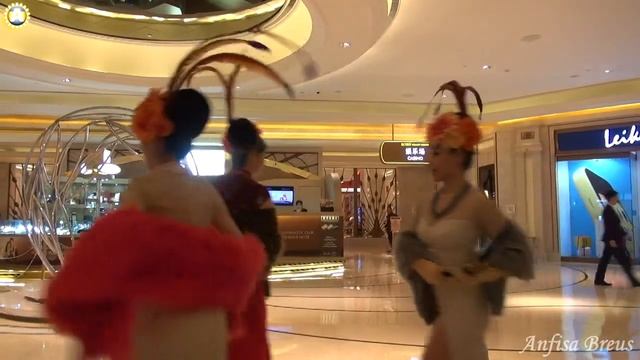 Один танец в одном из множества фойе The Venetian Macau Casino. 272 смотреть онлайн