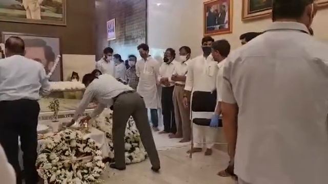 अंतिम प्रणाम! हमारे गार्डियन तुल्य स्वर्गीय रामविलास पासवानजी के अंतिम दर्शन смотреть онлайн