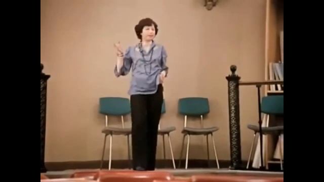 В женщине должна быть загадка. Походка свободная от бедра. смотреть онлайн
