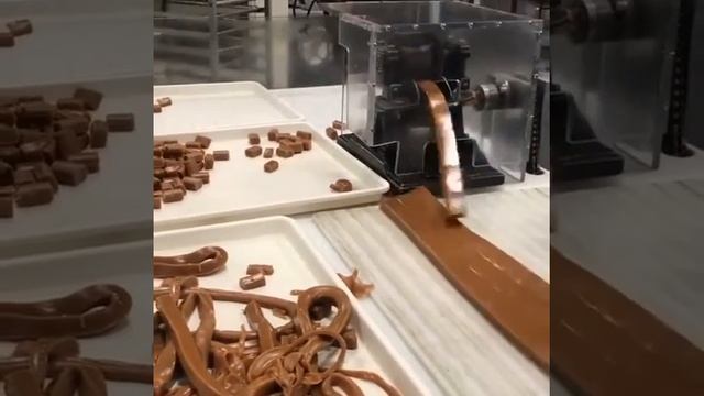 Как делают ириски. Как нарезают ириски. конфеты ириски смотреть онлайн