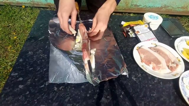 Мясо с овощами в фольге на углях. смотреть онлайн