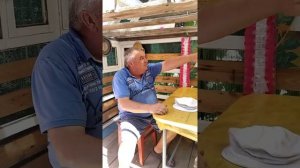 Переделки из старых деревянных оконных рам. Домик для детей из оконных рам.