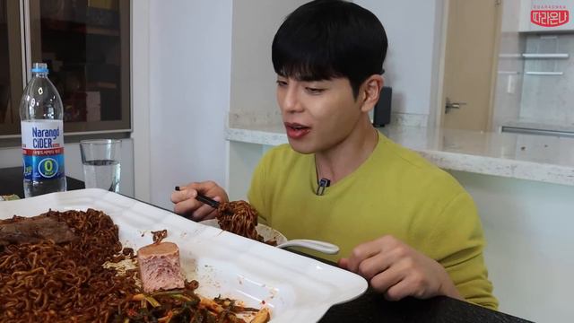 소고기 짜파게티 9봉지에 통스팸 파김치까지 미친조합 먹방 korean mukbang смотреть онлайн