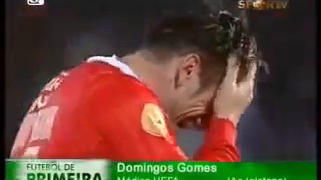 Miklos Feher - 2004-01-25 at Guimarães (Heart-Failure after Yellow Card for Time-Play) (18+) смотреть онлайн