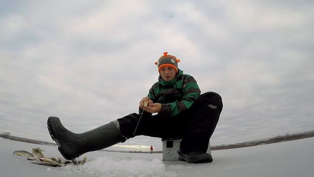 Маропедка 30 мм. Подводная съемка поклевок окуня. смотреть онлайн