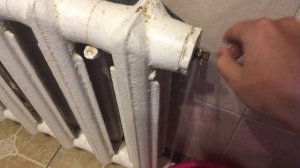 Как легко спустить воздух со старой батареи