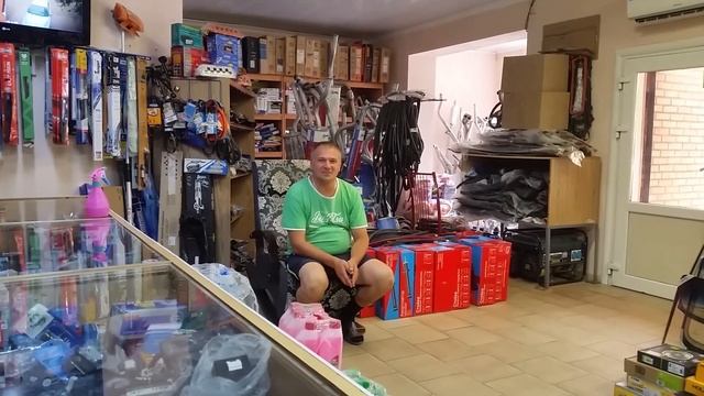 Жирная сестра уже купила себе новый холодильник и смартфон!! Как разводят холопа его родственники смотреть онлайн