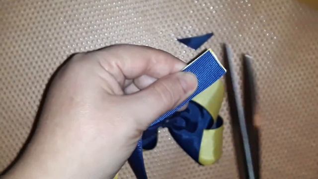 Даже однотонный бантик будет смотреться симпатично, если взять ленту в контраст смотреть онлайн