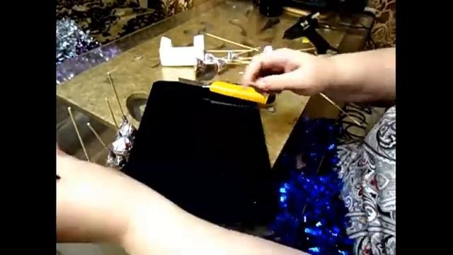 Как Сделать Необычную Новогоднюю Елочку Из Конфет И Мишуры. Учебник. смотреть онлайн