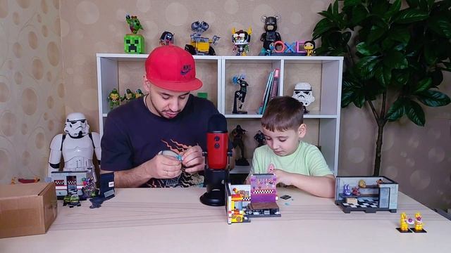 ПАПА РОБ И ЭРИК УГАДЫВАЮТ АНИМАТРОНИКОВ! ЧЕЛЛЕНДЖ: ЧТО В КОРОБКЕ?