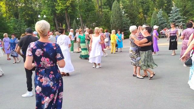 Натали Танцы ??? в парке Горького Харьков Июль 2021 смотреть онлайн