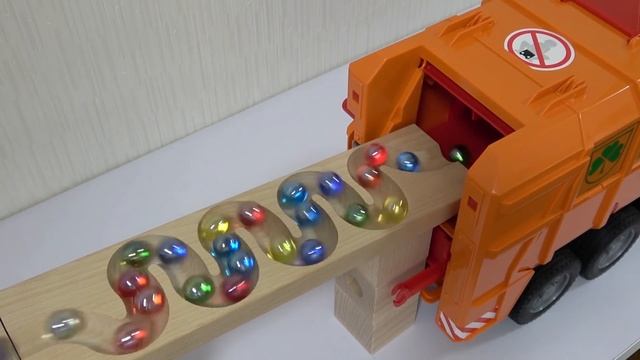 Marble Run Race ASMR ☆ 2 HABA slope and two large garbage trucks. смотреть онлайн
