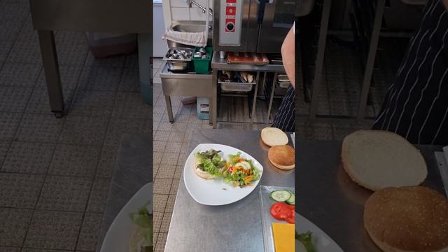 Tagesgericht vom 31.05.2023 Gilberts Classik Beef Burger mit Steakhaus Pommes und Salat смотреть онлайн