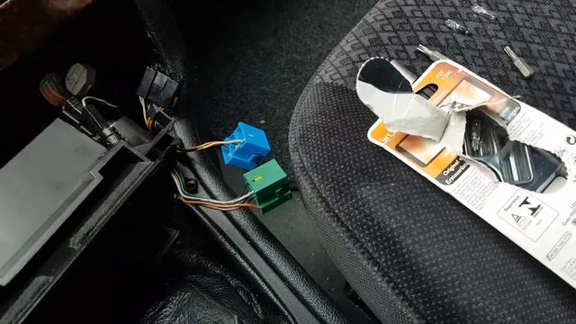 Wymiana żarówki W1,2W gniazda zapalniczki w Opel Astra G 12V - Jak wymienić żarówkę przy zapalniczc смотреть онлайн