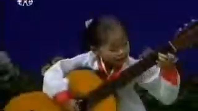 Corean kids Playing guitar Девочка из Кореи смотреть онлайн