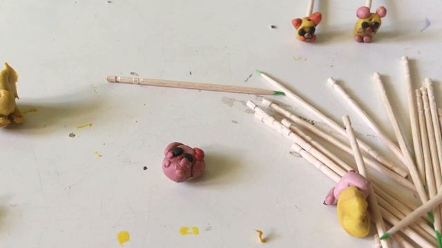 Лепим маленьких животных из пластилина и прикрепляем их на зубочистки смотреть онлайн
