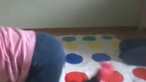 Мы играем в твистер