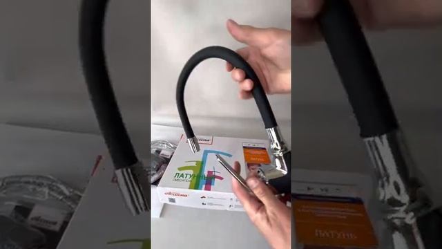 Смеситель для кухни с силиконовым изливом черный Accoona A48123 смотреть онлайн