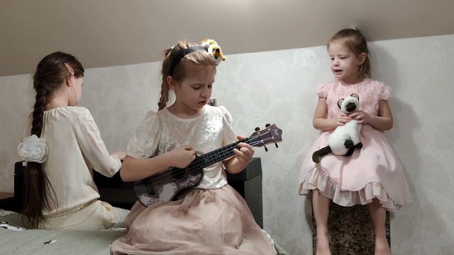 "Я пушистый беленький котёнок", детская песня на укулеле смотреть онлайн