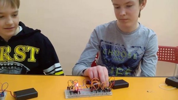 Собрали полусумматор и подключили к дешифратору