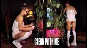 🔞 Girl cleaning the home plants.