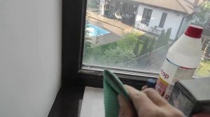 Как и чем смыть клей от малярной ленты, с окон и подоконника.