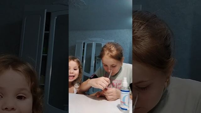 Мини влог про маникюр моя младшая сестрёнка Дана моя бабушка и моя тётя Аня очень смешной ролик ???