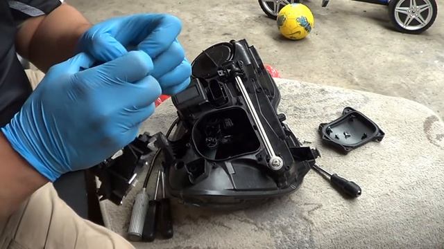 w212 headlight led remove.Снимаем ближний свет лед . смотреть онлайн