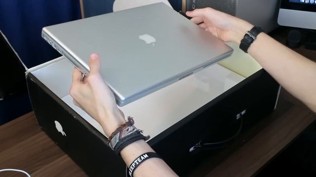 17" PowerBook G4: Unboxing (High-Res/Late 2005) | The PowerPC Hub смотреть онлайн
