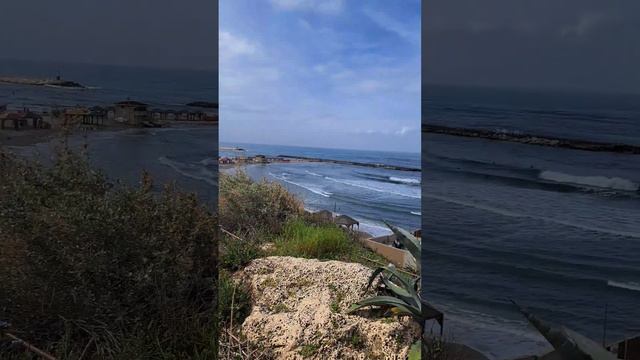 Потрясающий вид на Средиземное море и серфингисты 😍 смотреть онлайн