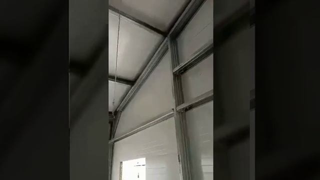 Монтаж кровельных сэндвич-панелей PANELPLAST из минеральной ваты в больнице для заражённых COVID-19 смотреть онлайн