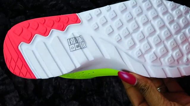 Five Minute Zumba Wear Review ( Zumba Air Classics in Neon Green) смотреть онлайн