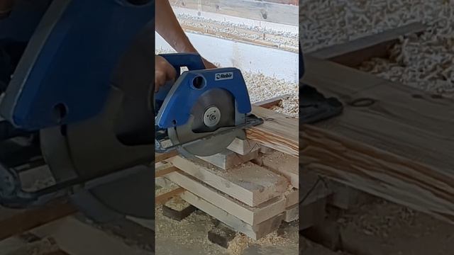 Как ровно отрезать доску смотреть онлайн