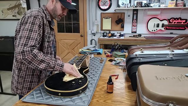 How to Clean a Vintage 1976 Gibson Les Paul смотреть онлайн