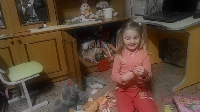 Девочка Каролинка красит ногти и губы плюс игрушки смотреть онлайн